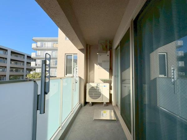 バースシティ・ザ・マーク鷺沼のバルコニー|陽当たり良好のバルコニー・お布団も・お洗濯物も沢山干せます！屋根があるので急な天候の変化にも対応できます！