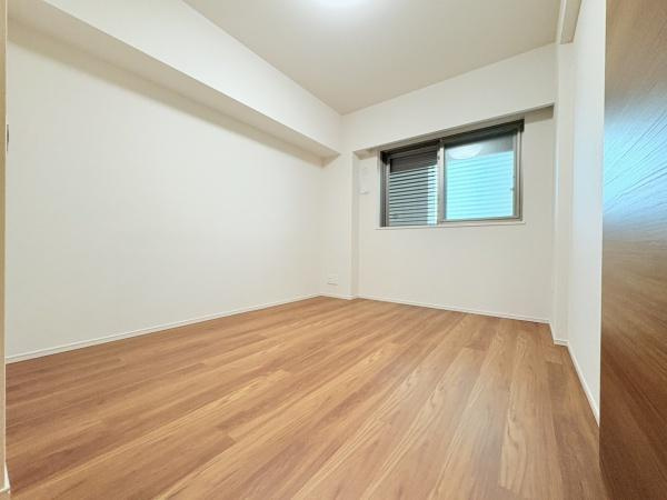 ドレッセWISEたまプラーザB棟の洋室|６．２帖洋室・手動ルーバーシャッターで換気、採光調節できます。