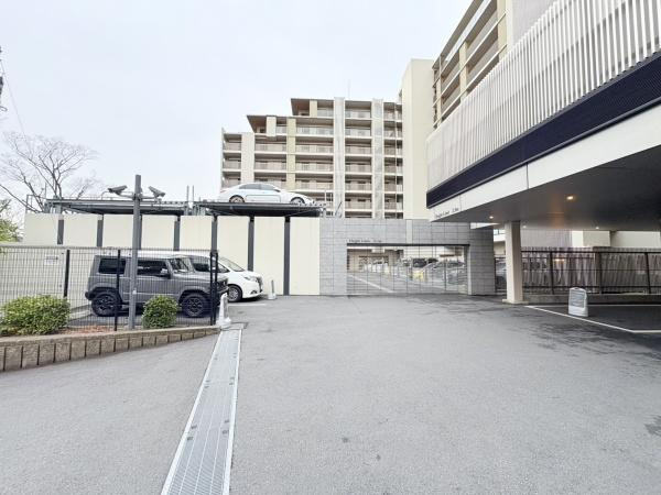 ドレッセWISEたまプラーザB棟の駐車場