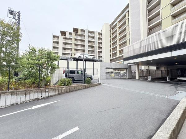 ドレッセWISEたまプラーザB棟の駐車場