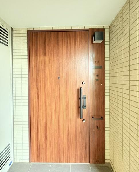 ドレッセWISEたまプラーザB棟の玄関