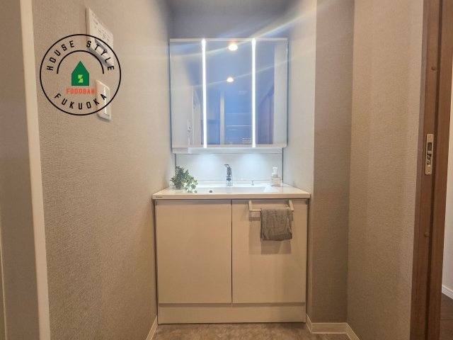 アイランドタワースカイクラブC棟　5階の独立洗面台|毎日使うものだから清潔な空間を保ちたい水回り。洗面にはそんな願いを解消させてくれる収納アイデアが満載です。三面鏡の裏側にはキャビネットが現れ小物から背の高い物まで収納できます。