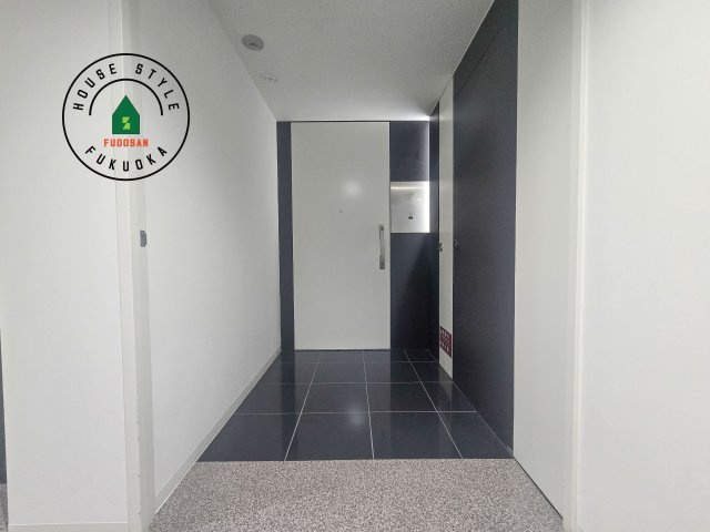 アイランドタワースカイクラブC棟　5階の玄関|きれいに整えられた外玄関で、住まいの第一印象も良好です。