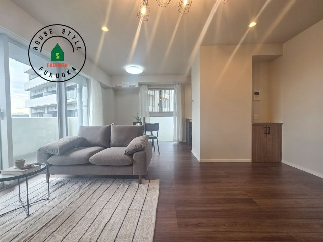 アイランドタワースカイクラブC棟　5階の居間・リビング|リビングにも収納があります！リビングはご家族だけでなくご友人も集まるのでいつでもスッキリ片付いている快適な空間にしたいですね♪