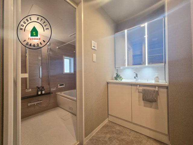 アイランドタワースカイクラブC棟　5階の脱衣所|ゆとりの洗面スペースで朝の身支度もスムーズに。暮らしを快適に変えるシャワー付洗面台です！