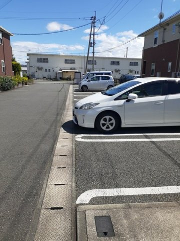 エルフィン　三番館の駐車場