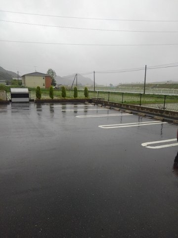 ハッピーメゾン　Ⅲの駐車場|車をお持ちの方に嬉しい駐車場付きの物件です