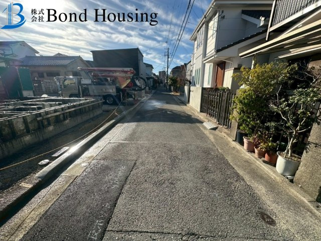 お車並列3台可・WIC等収納豊富　北舞子1丁目　限定1棟の前面道路含む現地写真