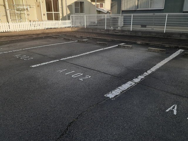 エスポワールドミールＡの駐車場