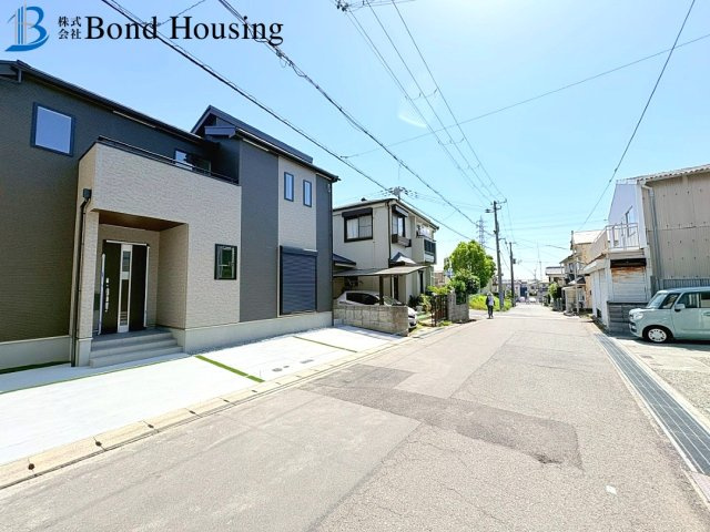 ファミリークロークにパントリー付き　枝吉1丁目　新築戸建の前面道路含む現地写真