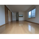 磯辺三丁目戸建の居間・リビング|こちらのリビングで趣味の時間をお楽しみください