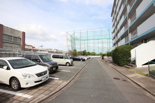 ニュー千早団地 300棟の駐車場