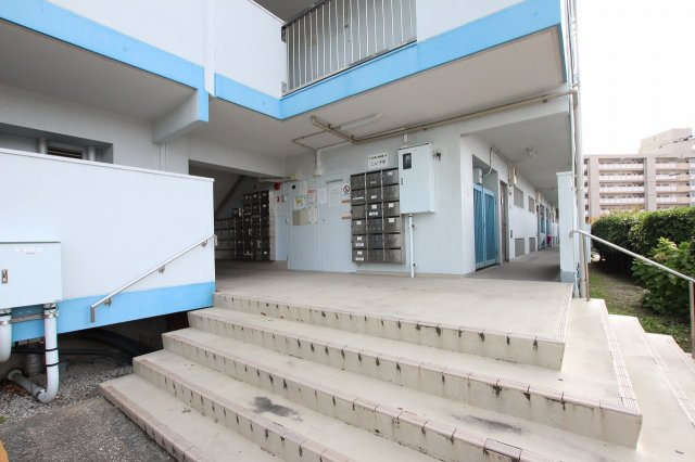 ニュー千早団地 300棟のエントランス