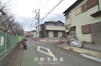 【前面道路含む現地写真】 | 座間市西栗原2丁目　新築戸建て　全1棟【仲介手数料無料】 | 宅地建物取引士による不動産のご説明・現地のご案内、住宅金融普及協会住宅ローンアドバイザーが住宅ローンのアドバイスから融資実行までのお手伝いをしっかりサポートします♪