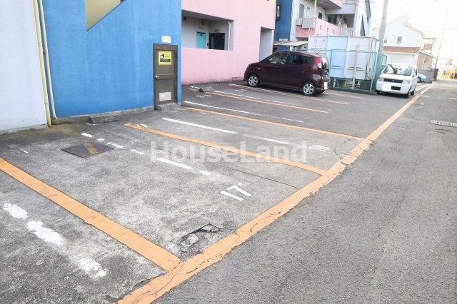 リーゼンラート三葛の駐車場