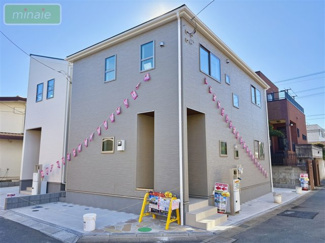 【外観】 | 小学校9分　WIC×2　長期優良住宅　夏見台1　全2棟　1号棟 | 販売現地
やさしい色調の落ち着いた外観です。