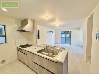 【居間・リビング】 | 小学校9分　WIC×2　長期優良住宅　夏見台1　全2棟　1号棟 | 販売現地