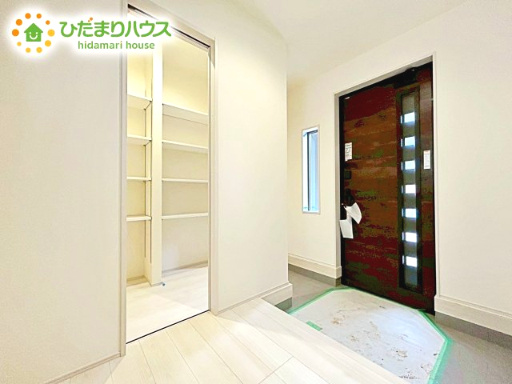 【玄関】 | 小美玉市小川第1　新築戸建　2号棟 | 玄関がひろいので親子で並んで仲良く靴が履けますね(^^)/