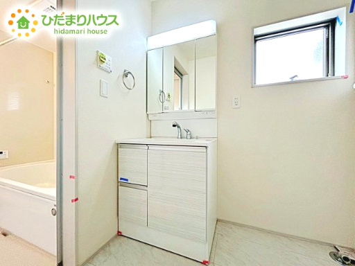 【独立洗面台】 | 小美玉市小川第1　新築戸建　2号棟 | 正面だけでなく、左右も確認できる三面鏡は、身だしなみを整えやすいです！