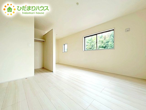 【寝室】 | 小美玉市小川第1　新築戸建　2号棟 | バルコニーに面していて、たっぷり光りの入る明るい主寝室です！