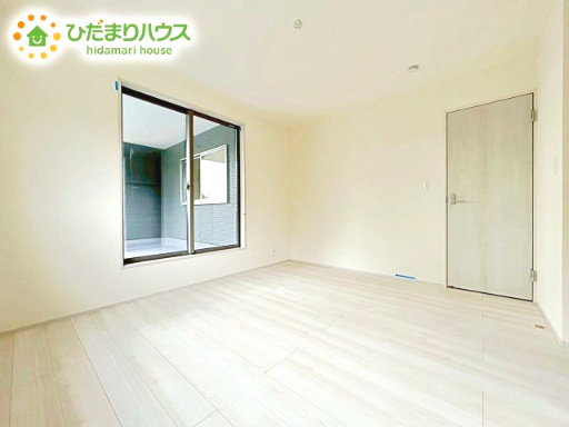 【寝室】 | 小美玉市小川第1　新築戸建　2号棟 | 壁紙はシンプルで清潔なホワイトで統一しています。朝の光をたっぷり浴びながら一日をスタート！目覚めは明るくあたたかな場所で。