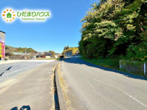 【前面道路含む現地写真】 | 小美玉市小川第1　新築戸建　2号棟 | 落ち着いた住環境が魅力的です☆