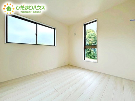 【洋室】 | 小美玉市小川第1　新築戸建　2号棟 | 室内には収納スペースもあり、衣類や小物類をたっぷり収納可能。お部屋をより広くお使いいただけます。