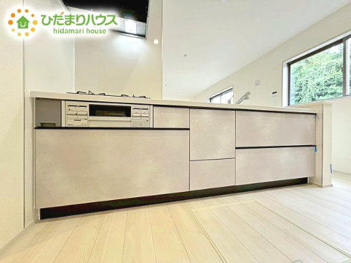 【キッチン】 | 小美玉市小川第1　新築戸建　2号棟 | 3口コンロが嬉しいシステムキッチン♪広いシンクや作業台でお料理が捗ります♪