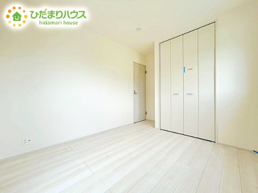 【洋室】 | 小美玉市小川第1　新築戸建　2号棟 | 白い壁の洋室は、太陽の光だけでも十分明るく感じられますね