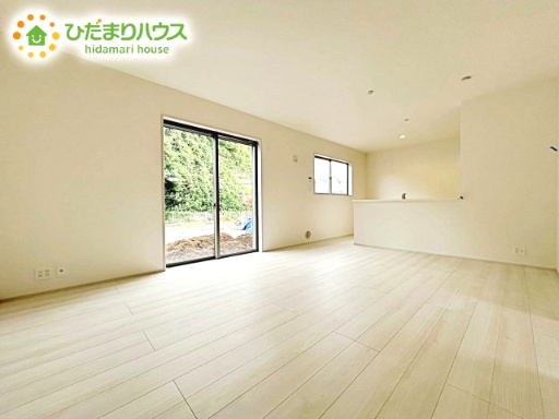 【居間・リビング】 | 小美玉市小川第1　新築戸建　2号棟 | ホワイトを基調としたLDKは、明るく上品な心地よさを演出してくれます。空間に広がりをもたらし、より一層広く感じさせてくれます。