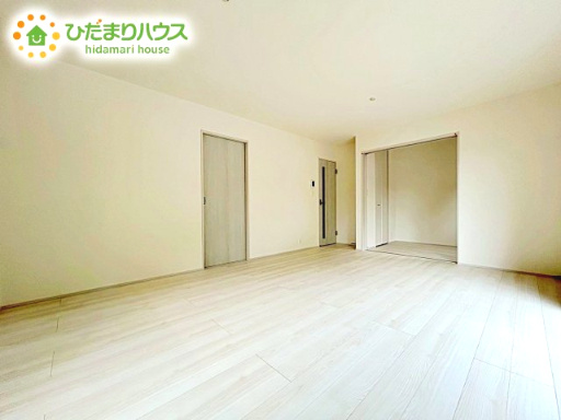 【居間・リビング】 | 小美玉市小川第1　新築戸建　2号棟 | 縦長で奥行きのあるリビングは家具などの配置もしやすく使い勝手が良いです⭐︎
