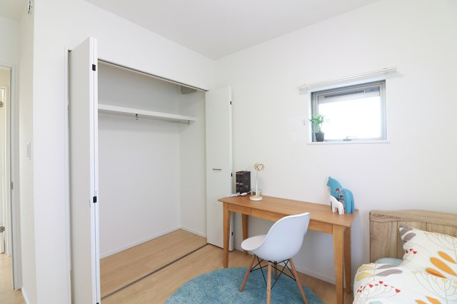 坂出市　白金町⑩　太陽光つきオール電化住宅の洋室|同じ建築メーカーの仕様となります。実物とは異なることがございます。