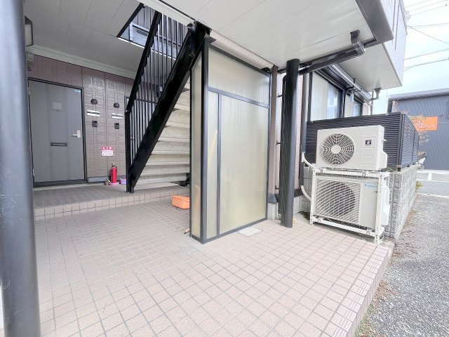 カーサアゼリアBのエントランス|ゆとりのあるエントランスです