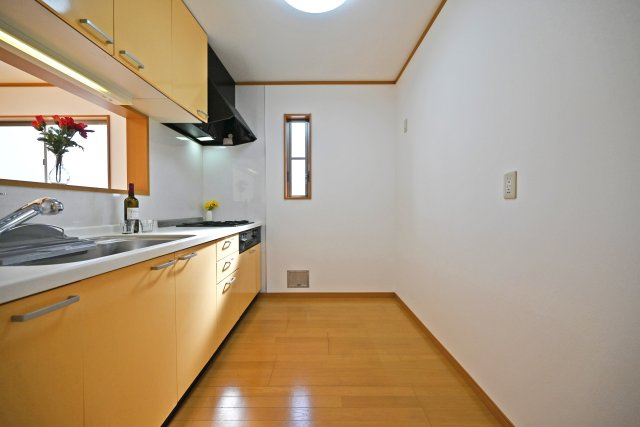 宝塚市高松町中古戸建│4LDK+並列駐車2台可（制限有）のキッチン|キッチンスペースが広く、人とすれ違っても手を止めることなく作業を続けることができます。ご家族やご友人とお料理するのも楽しそうですね。