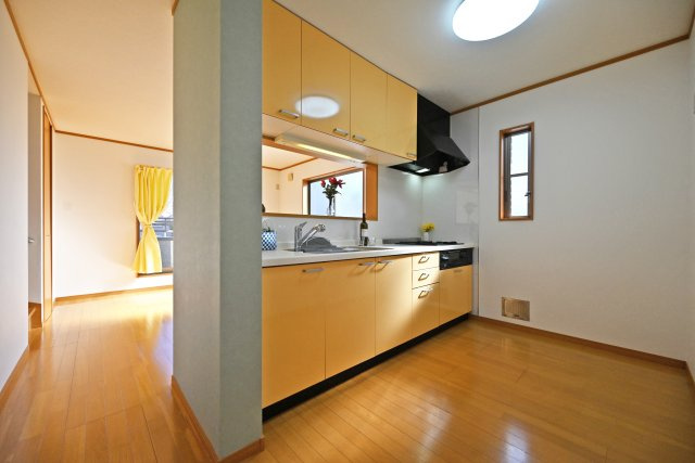 宝塚市高松町中古戸建│4LDK+並列駐車2台可（制限有）のキッチン|キッチンに窓が付いているため、換気を効率的に行うことができます。また日光が差し込み、明るく作業しやすい空間となっております。