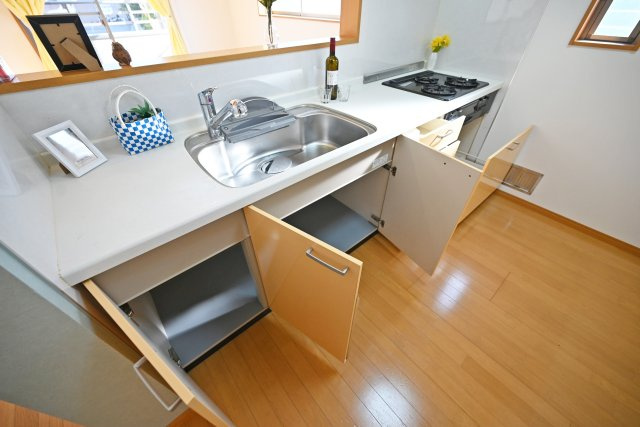 宝塚市高松町中古戸建│4LDK+並列駐車2台可（制限有）のキッチン|お料理好きで調理器具が増えてしまう方も安心の収納量です。また大きなお鍋も、すっきりと収納いただけます。