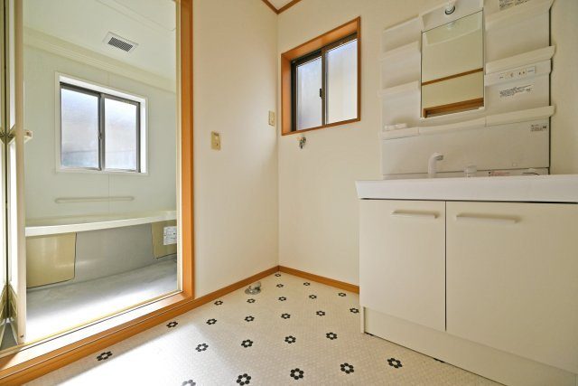 宝塚市高松町中古戸建│4LDK+並列駐車2台可（制限有）の独立洗面台|収納豊富な洗面台です。忙しい朝の準備もこちらで全て済ますことができます。また窓が付いているため、換気と採光の面でも優良です。