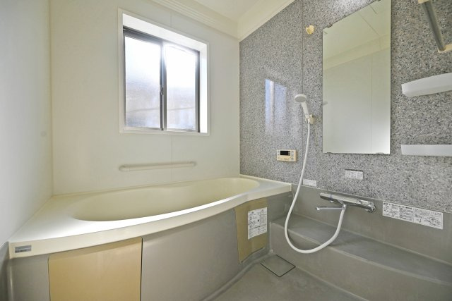 宝塚市高松町中古戸建│4LDK+並列駐車2台可（制限有）の浴室|浴室に窓が付いているため、換気を効率に行うことができ、カビ予防に繋がります。また朝風呂派の方は、心地よい朝日を浴びながら入浴できます。