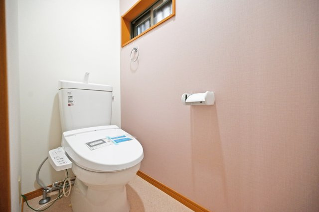 宝塚市高松町中古戸建│4LDK+並列駐車2台可（制限有）のトイレ|お手洗いはシンプルなデザインとなっております。お好みのインテリアで彩り自分の色を出すことによって、ゲストの心を掴むことができます。