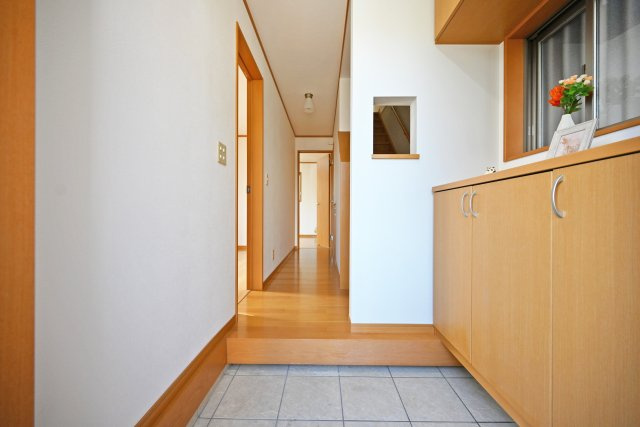 宝塚市高松町中古戸建│4LDK+並列駐車2台可（制限有）の玄関|玄関にはシューズボックスがございます。オシャレ好きな方やスニーカー収集がご趣味の方も安心の収納量となっております。