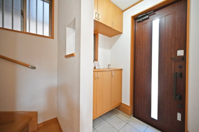 宝塚市高松町中古戸建│4LDK+並列駐車2台可（制限有）の玄関|玄関が広いため、大人数の来客があっても安心です。またシューズボックスにご家族や旅行の思い出の品を置くことで、帰宅時に心安らぐ空間となります。