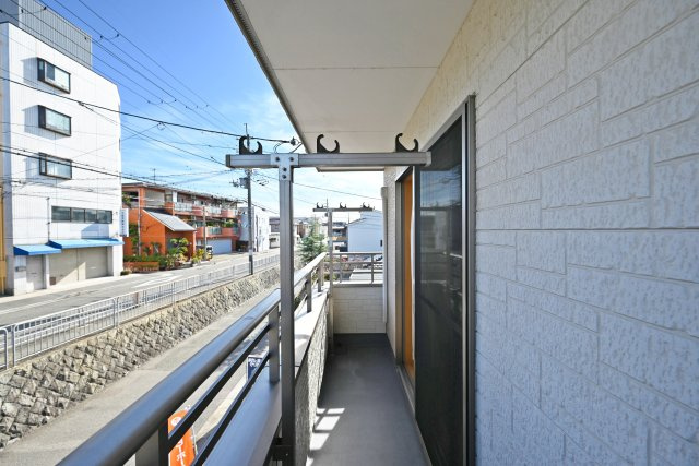 宝塚市高松町中古戸建│4LDK+並列駐車2台可（制限有）のバルコニー|南向きの2階バルコニーです。お洗濯ものが早く乾くため、家事の時短に繋がります。また、ガーデニングや家庭菜園などが趣味の方にもお勧めです。