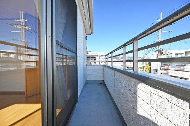 宝塚市高松町中古戸建│4LDK+並列駐車2台可（制限有）のバルコニー|南向きの3階バルコニーです。日中は日光が差し込むため、お部屋が明るく、かつ暖かくなります。