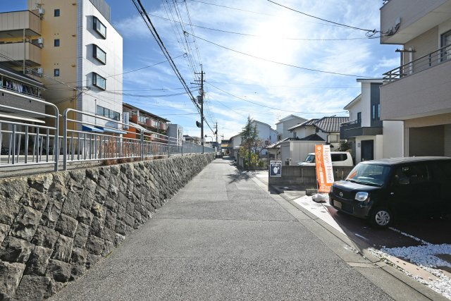 宝塚市高松町中古戸建│4LDK+並列駐車2台可（制限有）の前面道路含む現地写真|2025年12月撮影
