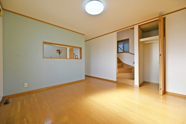 宝塚市高松町中古戸建│4LDK+並列駐車2台可（制限有）の居間・リビング|2階リビングは日当たり通風良好。また外から見えにくいため、ご家族のプライバシーを確保できます。