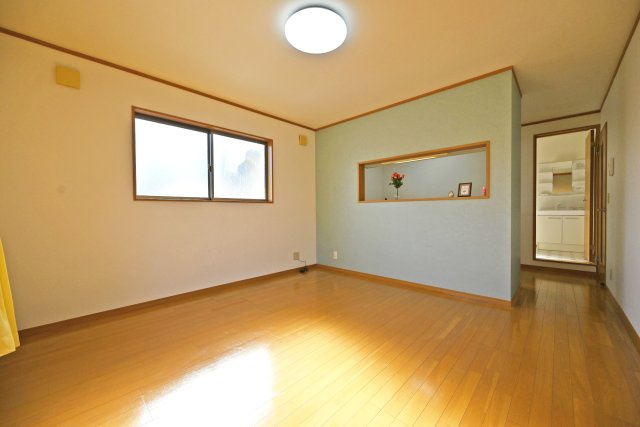 宝塚市高松町中古戸建│4LDK+並列駐車2台可（制限有）の居間・リビング|リビングからキッチンを見た写真です。リビング側からは作業中の手元が見えにくい設計のため、突然の来客があっても安心です。