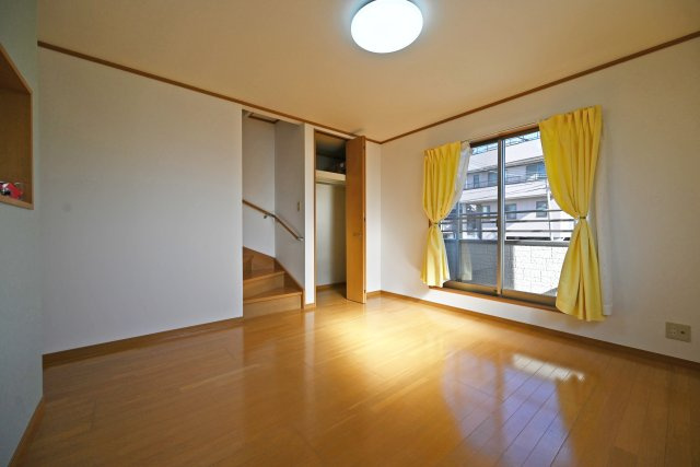 宝塚市高松町中古戸建│4LDK+並列駐車2台可（制限有）の居間・リビング|リビングに階段があります。移動の際にリビングを通るため、さりげなくご家族の様子をうかがうことができます。