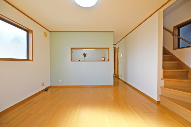 宝塚市高松町中古戸建│4LDK+並列駐車2台可（制限有）の居間・リビング|白い壁紙と床の木目のコントラストがシンプルで美しいため、どんな家具とも合います。お好みのインテリアで彩るのも楽しそうですね。