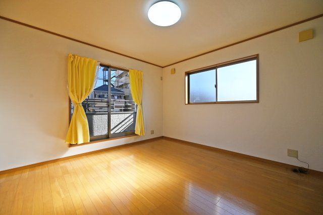 宝塚市高松町中古戸建│4LDK+並列駐車2台可（制限有）の居間・リビング|リビングは南面を含む2面採光のため、日中は電気をつけなくても明るく、節電につながります。