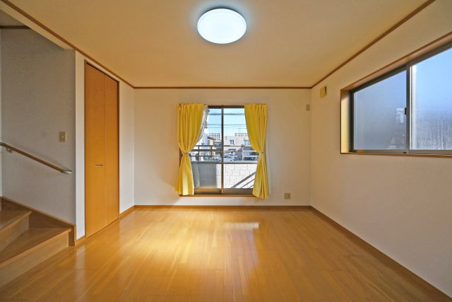 宝塚市高松町中古戸建│4LDK+並列駐車2台可（制限有）の居間・リビング|リビングに収納が付いているため、ご家族共用の物や、防災グッズを収納いただけます。消耗品を買い溜めする方も安心の収納量です。
